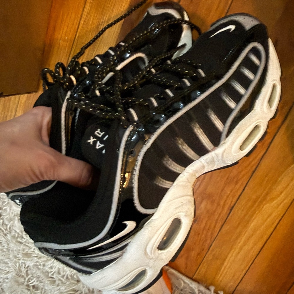 Nike Black and White Athletic Shoes - Picture 2 of 2